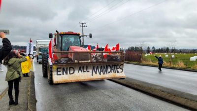 Демонстранты протестуют против мандатов COVID-19 возле пограничного перехода Pacific Highway в Суррее, Британская Колумбия, 19 февраля 2022 года. Фото: Jeff Sandes/The Epoch Times