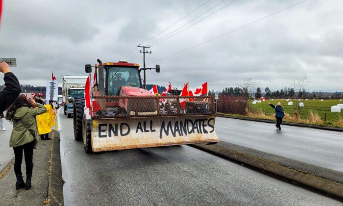 Демонстранты протестуют против мандатов COVID-19 возле пограничного перехода Pacific Highway в Суррее, Британская Колумбия, 19 февраля 2022 года. Фото: Jeff Sandes/The Epoch Times