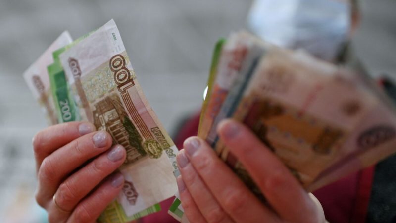 Продавец пересчитывает российские рублёвые банкноты на рынке в Омске, Россия, 18 февраля 2022 года. Фото: Alexei Malgavko/Reuters
