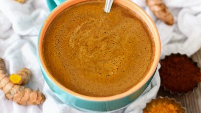 Горячий шоколад с куркумой (Happy Foods Tube/Shutterstock)