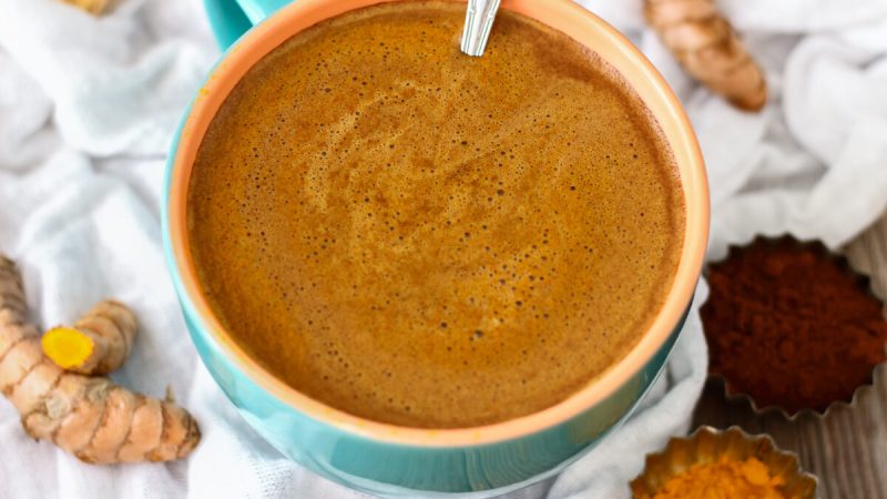 Горячий шоколад с куркумой (Happy Foods Tube/Shutterstock)
