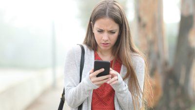 Смартфоны усиливают тревогу подростков. Ограничение экранного времени и контроль социальных сетей детей поможет родителям определить, когда у детей появляется стресс и беспокойство. (Shutterstock) 