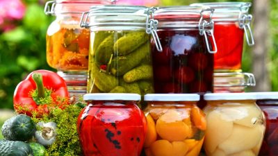 Не только кисломолочные продукты, но и квашеная капуста, соленья и маринованные овощи содержат полезные пробиотики. Фото: Monticello/Shutterstock