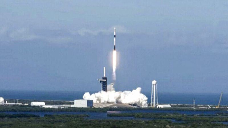 Маск готовит ракеты, чтобы сделать жизнь многопланетной Falcon 9 с 49 спутниками Starlink стартует в Космическом центре Кеннеди на мысе Канаверал, штат Флорида, 3 января 2022 года. Фото: Screenshot/SpaceX via AP
