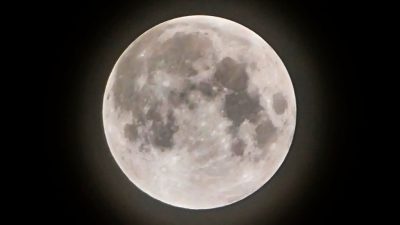 Полная луна, известная как Strawberry Moon, вид из Джакарты перед полутеневым лунным затмением 6 июня 2020 года. Фото: Bay Ismoyo/AFP via Getty Images
