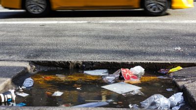 Мусор на дороге. Фото: pixabay.com/photos/taxi-new-york-garbage-street-trash-4844674/