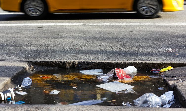 Мусор на дороге. Фото: pixabay.com/photos/taxi-new-york-garbage-street-trash-4844674/