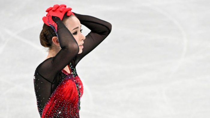 Камила Валиева завоевала олимпийское золото в составе сборной России. (Фото: Peter Kneffel/dpa)