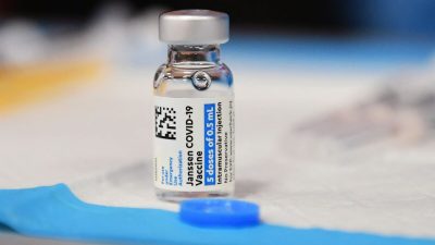 Флакон с COVID-вакциной Johnson & Johnson в клинике вакцинации в Лос-Анджелесе, Калифорния, 15 декабря 2021 года. Фото: Frederic J. Brown/AFP via Getty Images
