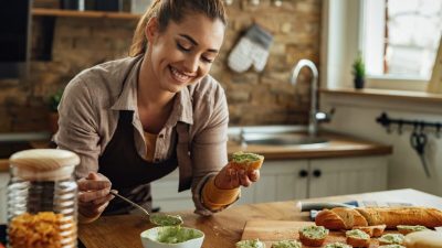 Авокадо это вкусный и полезный фрукт. (Drazen Zigic / Shutterstock)