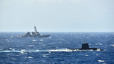 Подводная лодка Морских сил самообороны Японии и эсминец ВМС США во время их первых совместных противолодочных учений в Южно-Китайском море 16 ноября 2021 года. (The Japanese Maritime Self-Defense Force) 