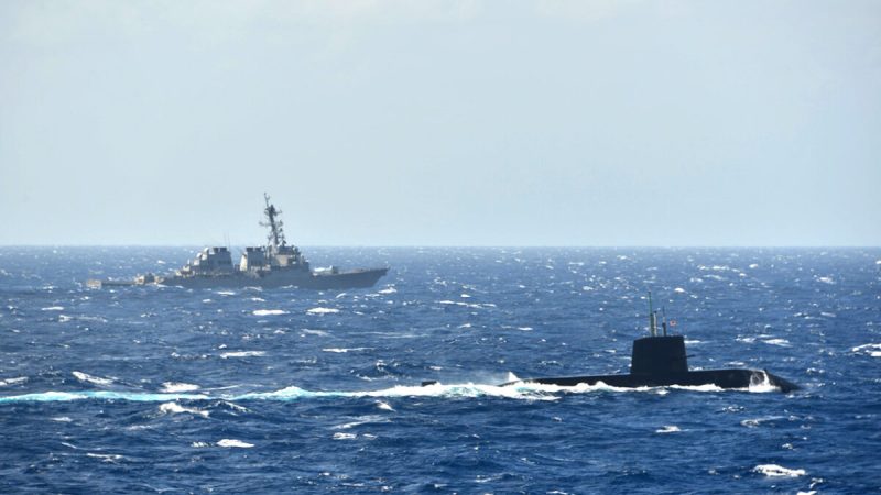 Подводная лодка Морских сил самообороны Японии и эсминец ВМС США во время их первых совместных противолодочных учений в Южно-Китайском море 16 ноября 2021 года. (The Japanese Maritime Self-Defense Force) 