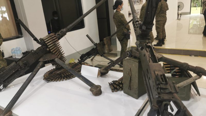 45 единиц огнестрельного оружия захвачены армейскими подразделениями у мусульманских повстанцев, связанных с террористической группировкой ИГИЛ* (Запрещённая в России террористическая организация), в городе Марави, южные Филиппины, 3 марта 2022 года. Фото: FroilanGallardo/APPhoto 