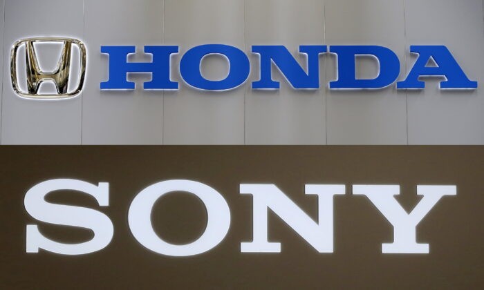 Логотипы Honda Motor Co. 14 февраля 2013 года в Питтсбурге и Sony Corp. 14 ноября 2018 года в Токио. (AP Photo)
