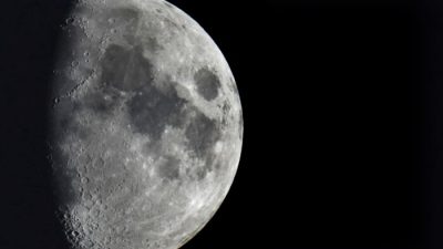Ударные кратеры покрывают поверхность Луны, вид из Берлина, 11 января 2022 года. Фото: Michael Sohn/AP Photo