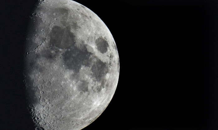 Ударные кратеры покрывают поверхность Луны, вид из Берлина, 11 января 2022 года. Фото: Michael Sohn/AP Photo