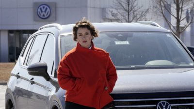 Кендалл Хейман стоит рядом с автомобилем-одиночкой, на котором она ездила последние два месяца, в Лоуренсе, штат Канзас, 9 марта 2022 года. Фото: Charlie Riedel/AP Photo
