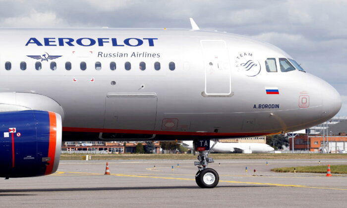 Логотип флагманской российской авиакомпании «Аэрофлот» на самолёте Airbus A320-200 в Коломье недалеко от Тулузы, Франция, 26 сентября 2017 года. (Regis Duvignau/Reuters)