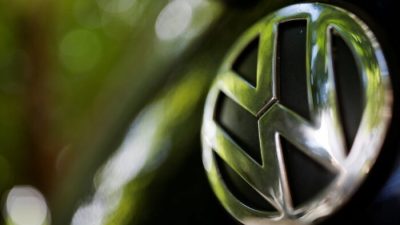 Логотип немецкого автопроизводителя Volkswagen виден на автомобиле, припаркованном на улице в Париже, Франция, 9 июля 2020 года. (ChristianHartmann/Reuters)
