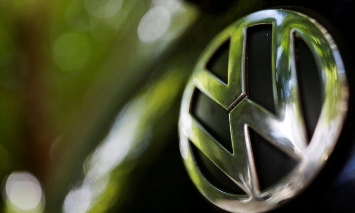 Логотип немецкого автопроизводителя Volkswagen виден на автомобиле, припаркованном на улице в Париже, Франция, 9 июля 2020 года. (ChristianHartmann/Reuters)

