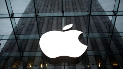 Логотип AppleInc. в вестибюле флагманского магазина Apple в Нью-Йорке. Фото: MikeSegar/Reuters
