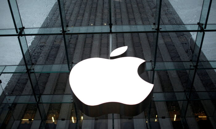 Логотип AppleInc. в вестибюле флагманского магазина Apple в Нью-Йорке. Фото: MikeSegar/Reuters
