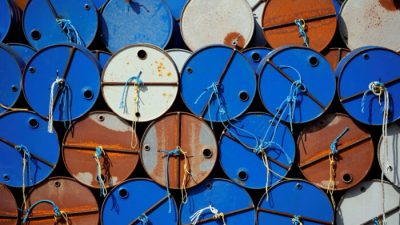 Бочки с нефтью на территории канадской группы Vermilion Energy в Парентис-ан-Борн, Франция, 13 октября 2017 г. Фото: Regis Duvignau/Reuters
