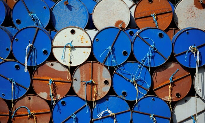 Бочки с нефтью на территории канадской группы Vermilion Energy в Парентис-ан-Борн, Франция, 13 октября 2017 г. Фото: Regis Duvignau/Reuters
