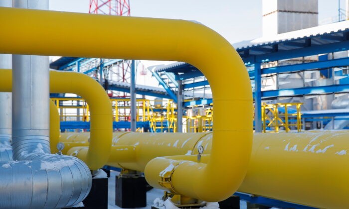 Газопроводы на компрессорной станции «Атаманская», объекте проекта «Сила Сибири» компании «Газпром», недалеко от дальневосточного города Свободный в Амурской области, Россия, 29 ноября 2019 года. (MaximShemetov/Reuters)
