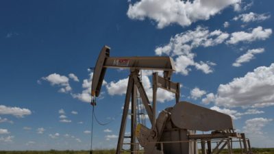 Насос работает в районе нефтедобычи в Пермском бассейне недалеко от Уинка, штат Техас, 22 августа 2018 г. Фото: Nick Oxford/Reuters
