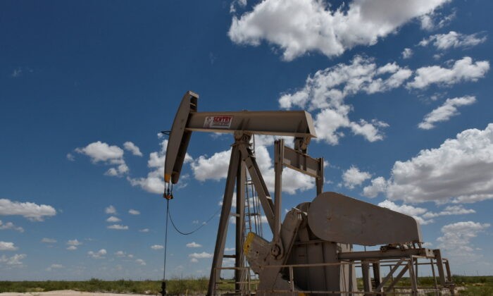 Нехватка сланцевой нефти в США ограничивает возможность замены российской нефти Насос работает в районе нефтедобычи в Пермском бассейне недалеко от Уинка, штат Техас, 22 августа 2018 г. Фото: Nick Oxford/Reuters