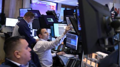 Трейдеры в торговом зале Нью-Йоркской фондовой биржи (NYSE) в Нью-Йорке, 7 марта 2022 года.(AndrewKelly/Reuters)
