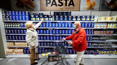 Покупатели в продуктовом магазине Edeka покупают макароны, так как распространение вируса COVID-19 продолжается в Дюссельдорфе, Германия, 29 апреля 2020 года. Фото: Wolfgang Rattay/Reuters