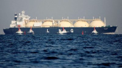 Танкер со сжиженным природным газом буксируют к тепловой электростанции в Фуцу, к востоку от Токио, 13 ноября 2017 г. (IsseiKato/Reuters)
