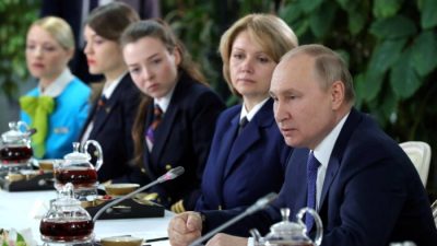Президент России Владимир Путин принимает участие во встрече с лётным составом, студентами и сотрудниками авиационного училища Аэрофлота в Подмосковье, Россия, 5 марта 2022 года. (Sputnik/MikhailKlimentyev/KremlinviaReuters)
