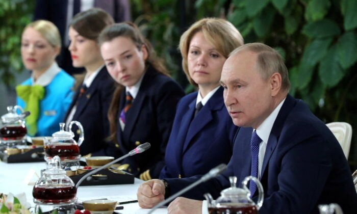 Президент России Владимир Путин принимает участие во встрече с лётным составом, студентами и сотрудниками авиационного училища Аэрофлота в Подмосковье, Россия, 5 марта 2022 года. (Sputnik/MikhailKlimentyev/KremlinviaReuters)
