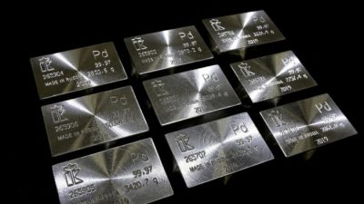 Слитки палладия чистотой 99,97% хранятся на заводе, принадлежащем компании «Красцветмет», одному из крупнейших в мире производителей цветных металлов, в Красноярске, Россия, 9 апреля 2019 года. (Reuters)
