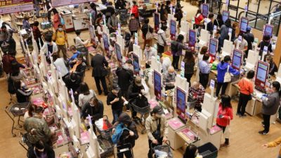 Очередь в кассу в супермаркете Гонконга 2 марта 2022 года. Фото: Tyrone Siu/Reuters
