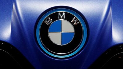 Логотип BMW виден во время Мюнхенского автосалона IAA Mobility 2021 в Германии, 8 сентября 2021 года. (Wolfgang Rattay/Reuters)
