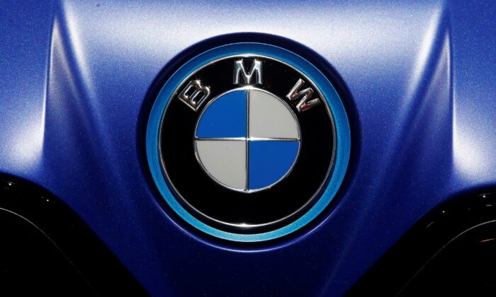 Европейские автопроизводители ищут замену украинским запчастям Логотип BMW виден во время Мюнхенского автосалона IAA Mobility 2021 в Германии, 8 сентября 2021 года. (Wolfgang Rattay/Reuters)
