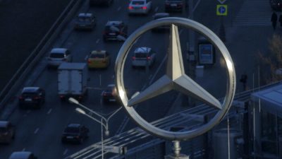 Логотип подразделения роскошных автомобилей DaimlerMercedes-Benz на крыше здания в Москве, Россия, 5 апреля 2016 года.(MaximShemetov/Reuters)

