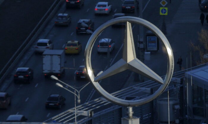 Логотип подразделения роскошных автомобилей DaimlerMercedes-Benz на крыше здания в Москве, Россия, 5 апреля 2016 года.(MaximShemetov/Reuters)

