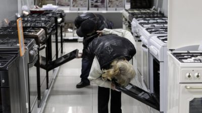 Покупатели осматривают кухонные плиты в магазине электроники в Ставрополе, юг России, 17 декабря 2014 года. (Eduard Korniyenko/Reuters)