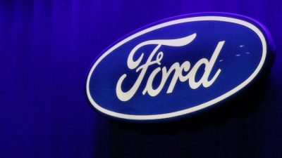 Логотип Ford на Североамериканском международном автосалоне в Детройте 15 января 2019 года. Фото: Brendan McDermid/Reuters

