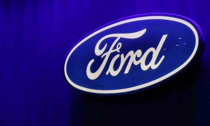 Логотип Ford на Североамериканском международном автосалоне в Детройте 15 января 2019 года. Фото: Brendan McDermid/Reuters
