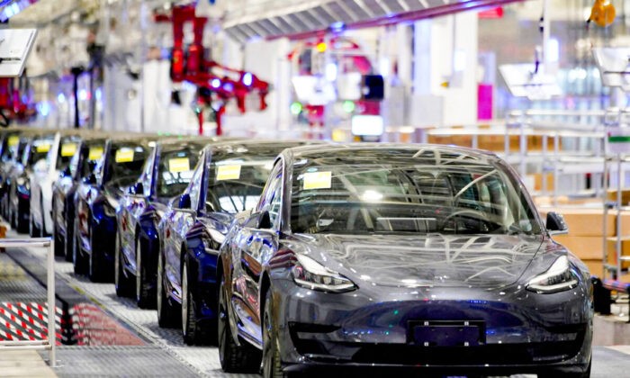Автомобили Tesla Model 3 китайского производства во время доставки на заводе в Шанхае, Китай, 7 января 2020 года.  Фото: Aly Song/Reuters