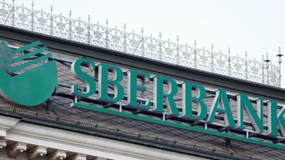 Логотип российского банка Sberbank Europe AG виден на штаб-квартире в Вене 28 февраля 2022 года. (Leonhard Foeger/Reuters)