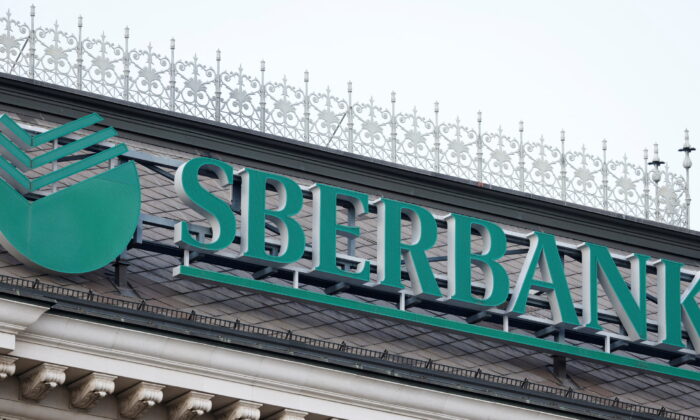 Логотип российского банка Sberbank Europe AG виден на штаб-квартире в Вене 28 февраля 2022 года. (Leonhard Foeger/Reuters)