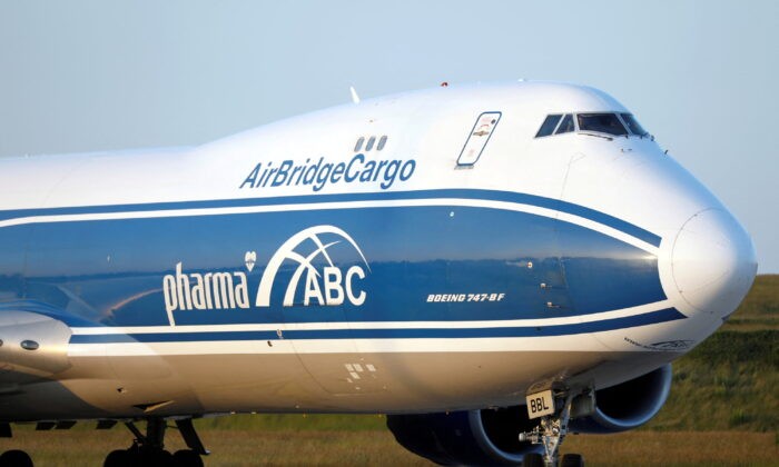 Боинг 747-87U авиакомпании AirBridgeCargo прибывает в парижский аэропорт Шарль-де-Голль в Руасси-ан-Франс, Франция, 25 мая 2020 года. (Charles Platiau/Reuters)