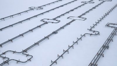 Вид на трубопроводы на газоперерабатывающем комплексе компании «Газпром» на Бованенковском газовом месторождении на арктическом полуострове Ямал, Россия, 21 мая 2019 года. (MaximShemetov/Reuters)